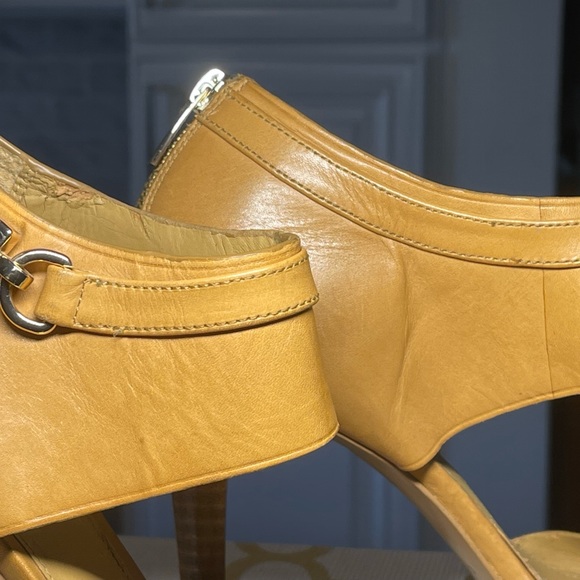 Authentic Coach heels - Picture 9 of 10